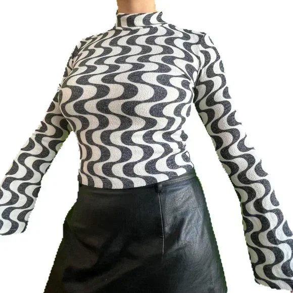 Stradivarius groovy wavvy print cream and grey crop top, size M - Picture 2 of 4